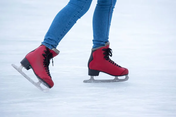 Patinaje Sobre Hielo Una Pista Hielo Piernas Con Patines Invierno —  Fotos de Stock