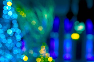 Arka plan renkli fenerlerin ve dekorasyonların soyutlanmasını bulanıklaştırdı. sokak renkli ışıkların bokeh dokusu