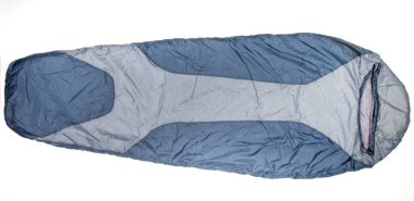 Beyaz bir arka planda uyku tulumu. Turizm ve kamp malzemeleri