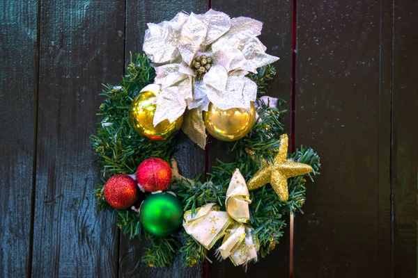 Різдвяний Барвистий Декоративний Вінок Фоні Дерева — стокове фото