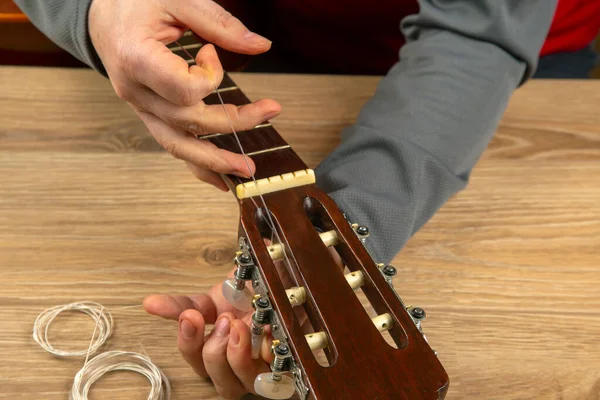 Changer Les Cordes Nylon Sur Une Guitare Classique Six Cordes — Photo