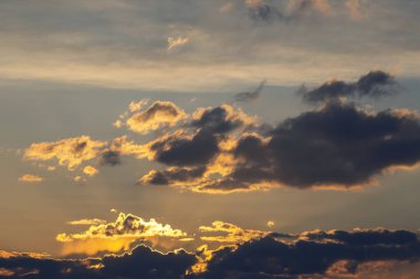 Gökyüzündeki ve güneşdeki bulutların anlamlı kontrastı. Bulutların doğası ve güzelliği