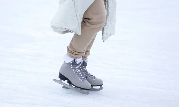 在溜冰场上滑冰 腿与冰鞋 冬季运动和业余爱好 — 图库照片