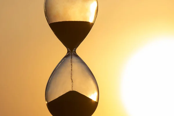 Sanduhr Zählt Die Zeit Vor Dem Hintergrund Der Abendsonne — Stockfoto