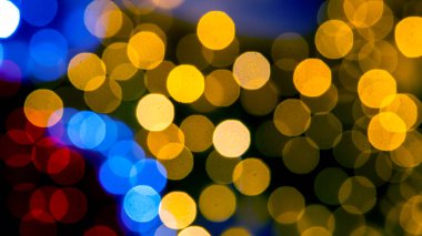 Arka plan renkli fenerlerin ve dekorasyonların soyutlanmasını bulanıklaştırdı. sokak renkli ışıkların bokeh dokusu