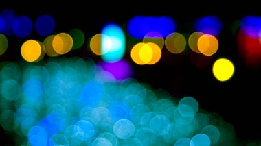 Arka plan renkli fenerlerin ve dekorasyonların soyutlanmasını bulanıklaştırdı. sokak renkli ışıkların bokeh dokusu