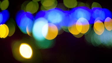Arka plan renkli fenerlerin ve dekorasyonların soyutlanmasını bulanıklaştırdı. sokak renkli ışıkların bokeh dokusu