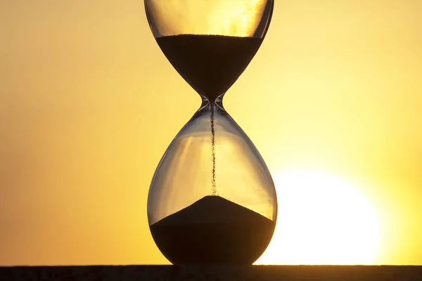 Sanduhr Zählt Die Zeit Vor Dem Hintergrund Der Abendsonne — Stockfoto