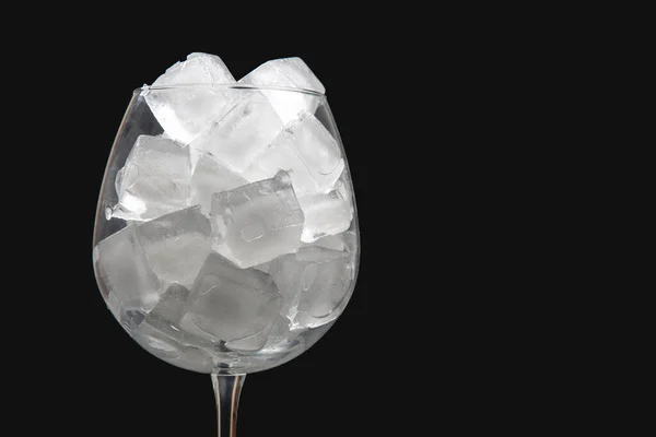 Cubos Gelo Congelados Num Copo Vinho Vazio Sobre Fundo Escuro — Fotografia de Stock