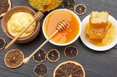 Kurutulmuş narenciye ve taze taraklı bal. vitamin organik gıdalar