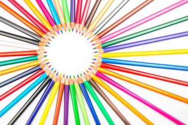 Renkli kalem. Beyaz arka plan üzerine çizim yapmak için renkli kalemler. Çizimin sanatsal yaratıcılığı