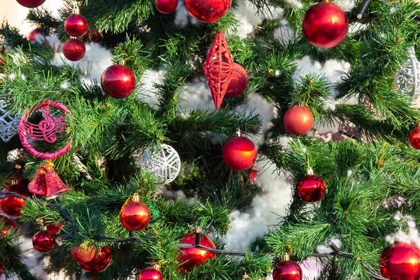 Parte Decoración Árbol Navidad Cubierto Nieve Fondo Decoración Festiva — Foto de Stock