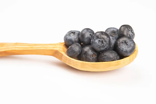 Tuoreet Mustikat Makaavat Puulusikassa Valkoisella Pohjalla Vitamiini Luomuruoka — kuvapankkivalokuva