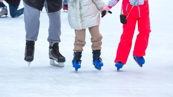 Füße Auf Den Schlittschuhen Einer Person Die Auf Der Eisbahn — Stockfoto