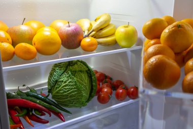 Buzdolabında meyve ve sebze var. Sağlıklı vitaminlerin korunması