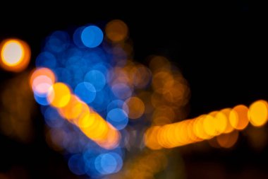 Arka plan renkli fenerlerin ve dekorasyonların soyutlanmasını bulanıklaştırdı. sokak renkli ışıkların bokeh dokusu