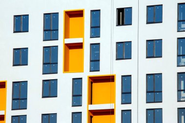 Çok katlı yeni bir konut binasının cephesi. mimari ve modern yapı