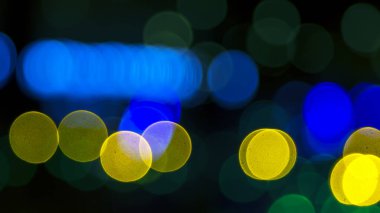 Arka plan renkli fenerlerin ve dekorasyonların soyutlanmasını bulanıklaştırdı. sokak renkli ışıkların bokeh dokusu