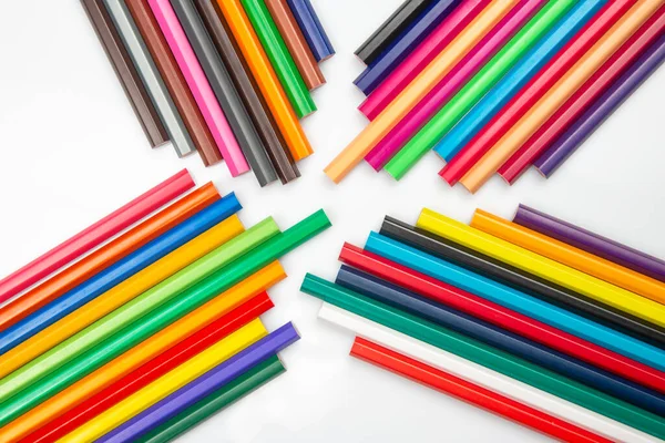 Beyaz Arka Plan Üzerine Çizim Yapmak Için Renkli Kalemler Çizimin — Stok fotoğraf