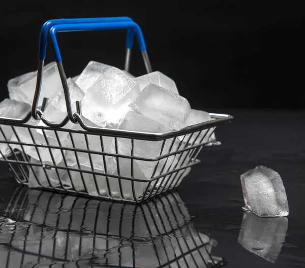 Gefrorene Eiswürfel Einem Einkaufskorb Auf Dunklem Hintergrund — Stockfoto