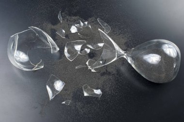 Kırık kum saati. Zaman kaybı. Fırsat bitti. Saatleri ölçmeyi bırak. Cam kırıkları. Parçalanmış umut.