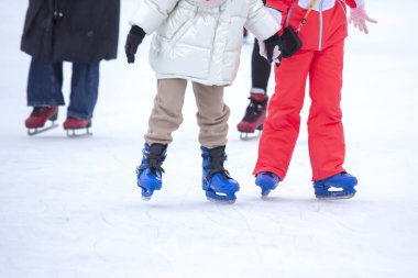 Buz pateni pistinde ayaklar. Kış sporu ve eğlence