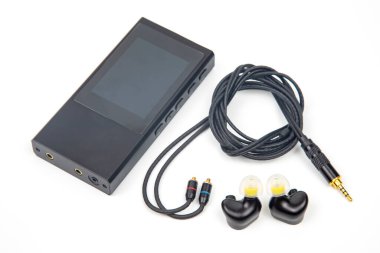 Hi-Fi müzik çalar için kulaklık. Müzik severler ve müzik severler için ses ve modern ekipman
