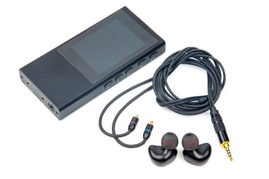 Hi-Fi müzik çalar için kulaklık. Müzik severler ve müzik severler için ses ve modern ekipman