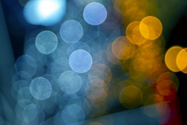 Arka plan renkli fenerlerin ve dekorasyonların soyutlanmasını bulanıklaştırdı. sokak renkli ışıkların bokeh dokusu