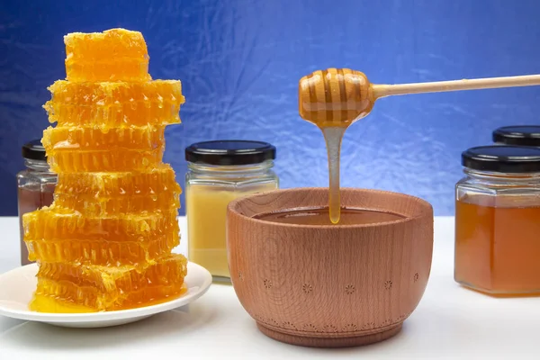Frischer Honig Tropft Von Einem Löffel Einen Teller Auf Blauem — Stockfoto