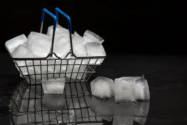 Cubos Gelo Congelados Uma Cesta Supermercado Fundo Escuro — Fotografia de Stock