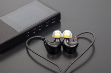 Hi-Fi müzik çalar için kulaklık. Müzik severler ve müzik severler için ses ve modern ekipman