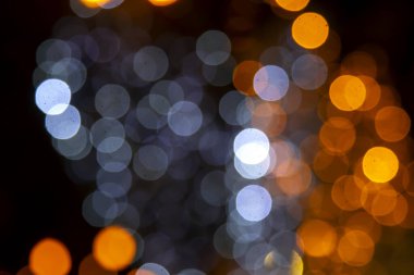 Arka plan renkli fenerlerin ve dekorasyonların soyutlanmasını bulanıklaştırdı. sokak renkli ışıkların bokeh dokusu