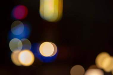 Arka plan renkli fenerlerin ve dekorasyonların soyutlanmasını bulanıklaştırdı. sokak renkli ışıkların bokeh dokusu