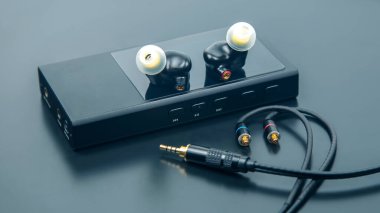 Hi-Fi müzik çalar için kulaklık. Müzik severler ve müzik severler için ses ve modern ekipman