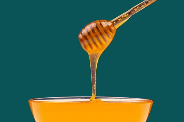Verse Geurige Honing Druipt Van Een Lepel Een Bord Een — Stockfoto