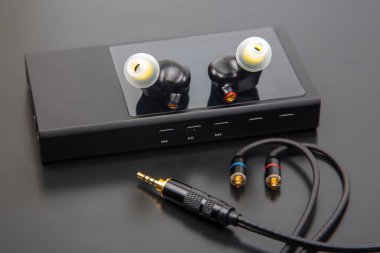 Hi-Fi müzik çalar için kulaklık. Müzik severler ve müzik severler için ses ve modern ekipman