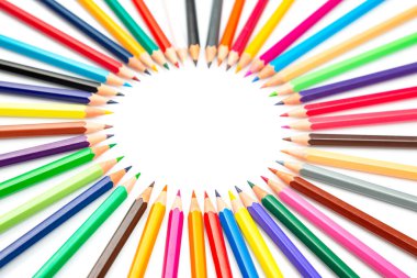 Renkli kalem. Beyaz arka plan üzerine çizim yapmak için renkli kalemler. Çizimin sanatsal yaratıcılığı