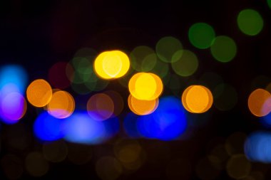 Arka plan renkli fenerlerin ve dekorasyonların soyutlanmasını bulanıklaştırdı. sokak renkli ışıkların bokeh dokusu