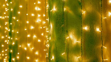 Arka plan renkli fenerlerin ve dekorasyonların soyutlanmasını bulanıklaştırdı. sokak renkli ışıkların bokeh dokusu