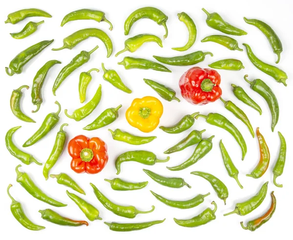 Groene Hete Paprika Rode Gele Paprika Een Witte Achtergrond Vitaminegroenten — Stockfoto