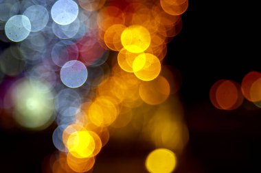 Arka plan renkli fenerlerin ve dekorasyonların soyutlanmasını bulanıklaştırdı. sokak renkli ışıkların bokeh dokusu