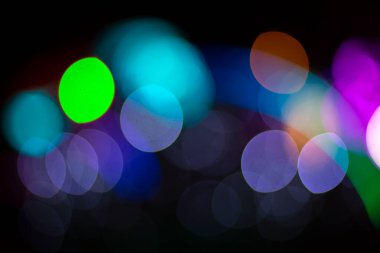 Arka plan renkli fenerlerin ve dekorasyonların soyutlanmasını bulanıklaştırdı. sokak renkli ışıkların bokeh dokusu