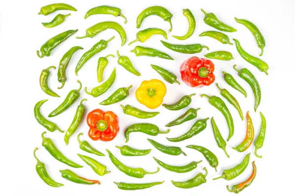 Groene Hete Paprika Rode Gele Paprika Een Witte Achtergrond Vitaminegroenten — Stockfoto