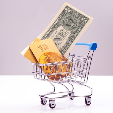 Dolar, kredi kartı ve market arabası. Süpermarketten alışveriş yapmak. İş satışı. Terminale göre ödeme