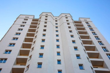 Çok katlı yeni bir konut binasının cephesi. mimari ve modern yapı