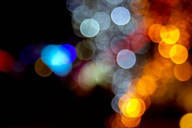 Arka plan renkli fenerlerin ve dekorasyonların soyutlanmasını bulanıklaştırdı. sokak renkli ışıkların bokeh dokusu