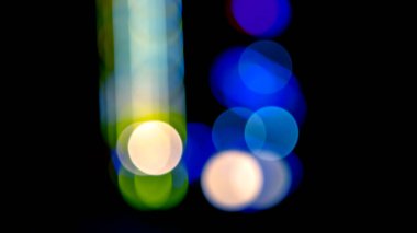 Arka plan renkli fenerlerin ve dekorasyonların soyutlanmasını bulanıklaştırdı. sokak renkli ışıkların bokeh dokusu