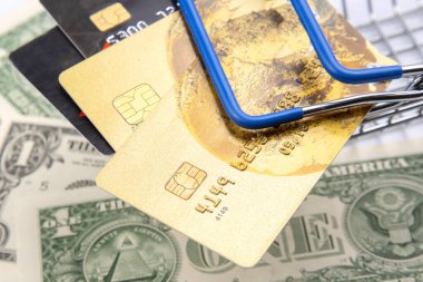 Dolar, kredi kartı ve market arabası. Süpermarketten alışveriş yapmak. İş satışı. Terminale göre ödeme