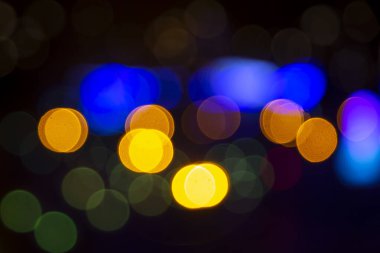 Arka plan renkli fenerlerin ve dekorasyonların soyutlanmasını bulanıklaştırdı. sokak renkli ışıkların bokeh dokusu